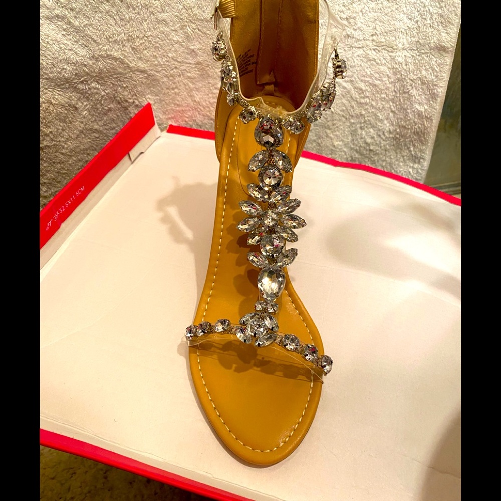 Clear diamond-like wedge